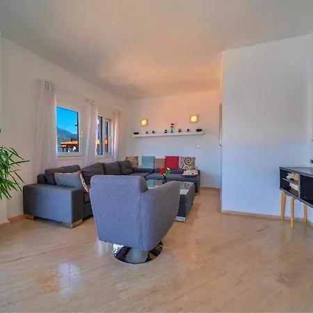 With Sea View And Pool Hans * קס